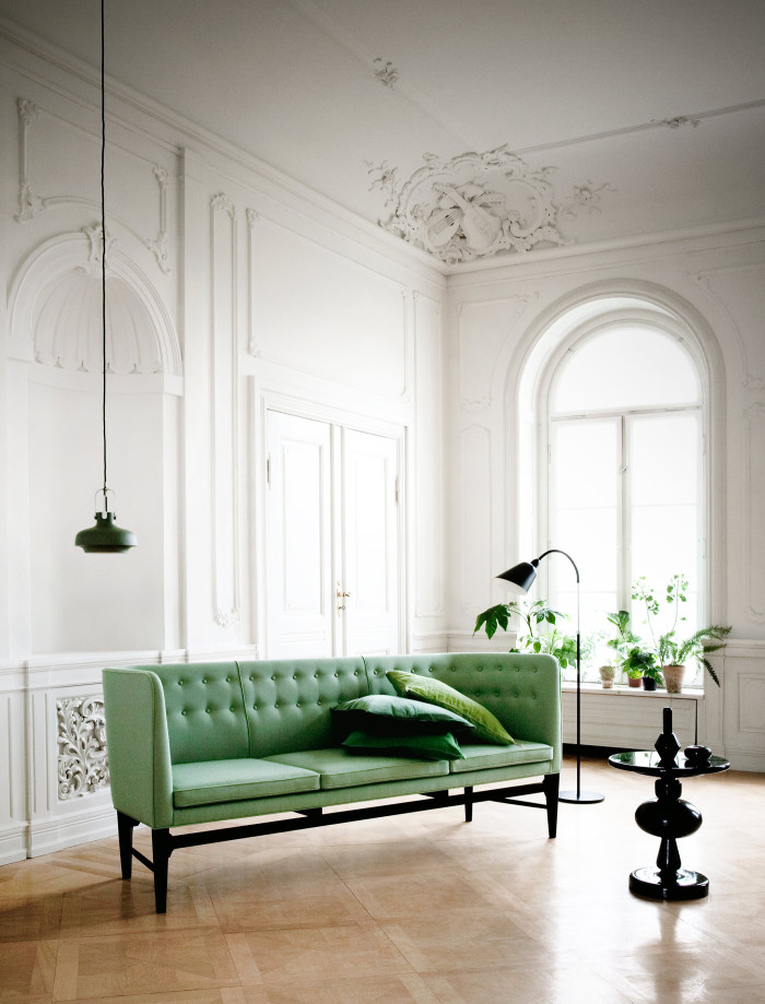 &tradition: pohovka Mayor Sofa, stolek Shuffle, závěsné světlo Copenhagen SC6, stojanová lampa Bellevue