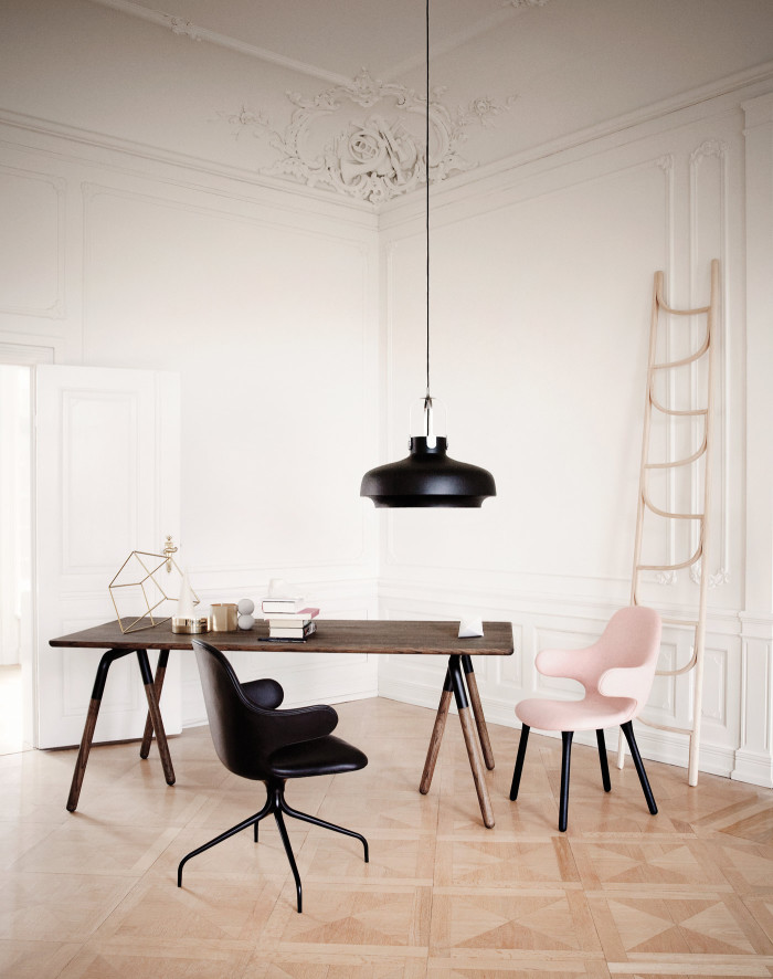 &tradition (AndTradition): lampa Copenhagen, židle Catch, stůl Raft