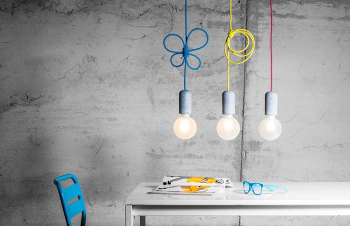 Designová svítidla z betonu s textilním kabelem. Závěsné lampy Concrete, Design By Jakub Velínský.