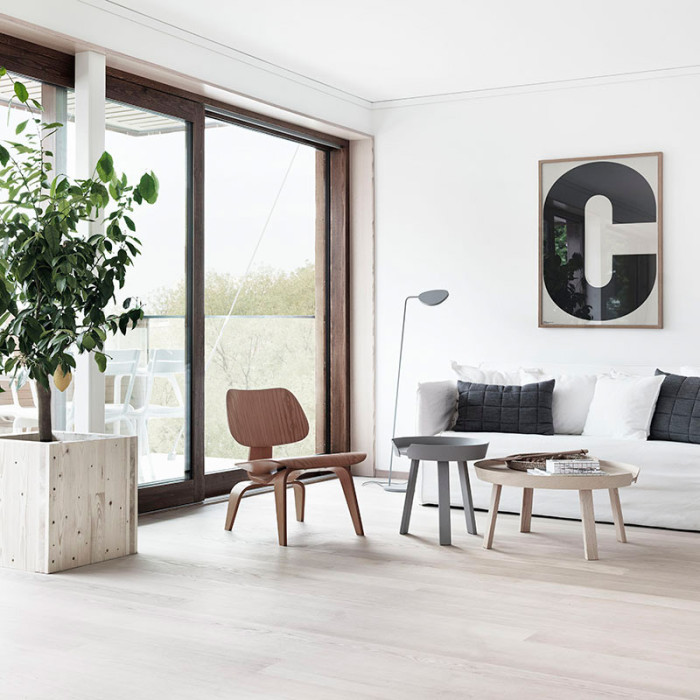 Obývací pokoj ve skandinávském stylu. Nábytek Muuto: Around Coffee Table, lampa Leaf