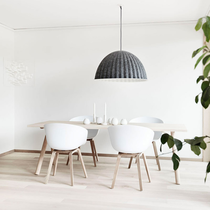 Kuchyň ve skandinávském stylu v provedení bílá - světlé dřevo. Jídelna: židle About a Chair, lampa Under the Bell, stůl Split, Muuto