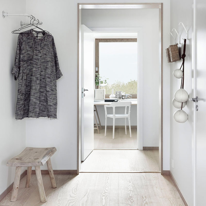 Byt ve skandinávském stylu v kombinaci bílá - světlé dřevo