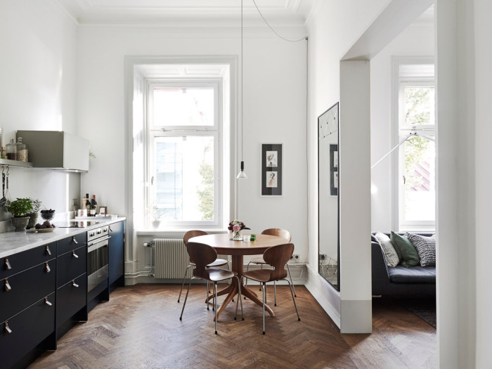 Švédský byt s krásnou kuchyní v tmavě modré a mentolově zelené