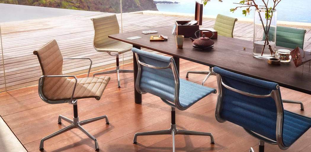 Príbeh dizajnové ikony: Eames Aluminium Chair
