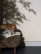 Pouf Little Petra ATD1, oak/sheepskin Honey