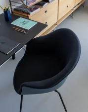 Ex-display stolička Bat Dining Chair s predným polstrovaním, conic base