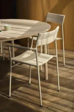 Jedálenská stolička Vev s podrúčkami, grey beige