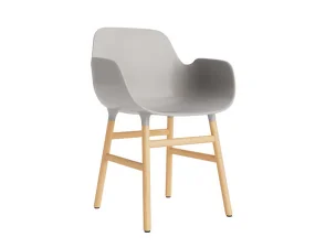 Stolička Form s podrúčkami, warm grey/oak