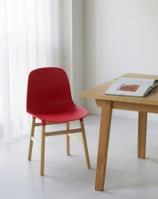 Stolička Form, bright red/oak