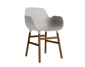 Stolička Form s podrúčkami, warm grey/walnut