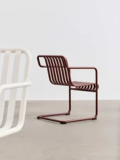 Stolička Palissade Cantilever Dining Armchair, iron red