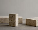 Stolík Plinth, Kunis Breccia sand