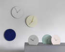 Stolní hodiny Steel Stand Clock od Menu