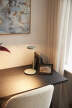 Stolná lampa Oblique, glossy grey