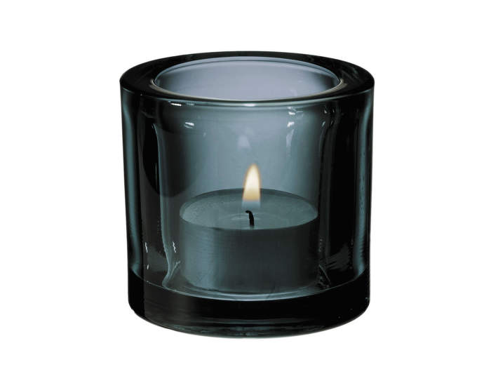 Svietnik na čajovú sviečku z kolekcie Kivi od fínskej firmy Iittala v čirej farbe. Svietniky Kivi najlepšie vyznejú v skupine, keď skombinujete niekoľko rôznych farieb.  Dodáva sa s peknou krabičkou, vhodné ako štýlový darček.