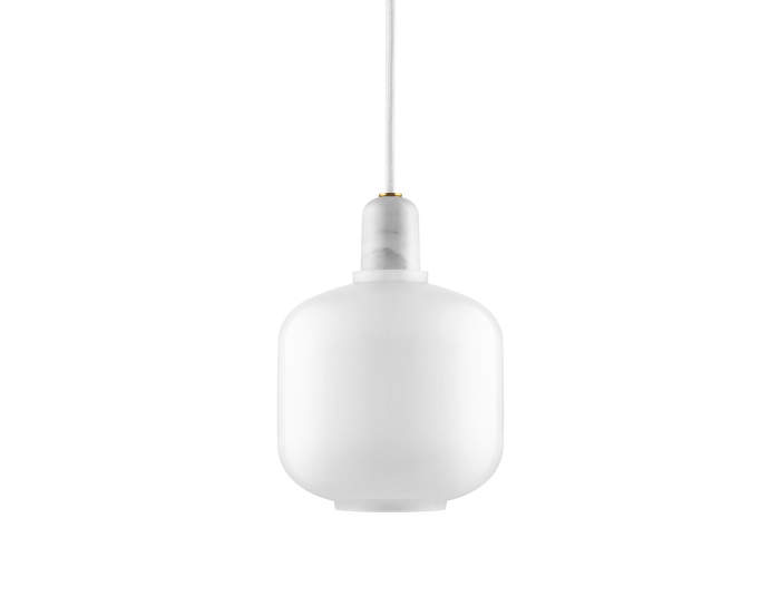 Závesná lampa Amp malá, mliečna biela od Normann Copenhagen
