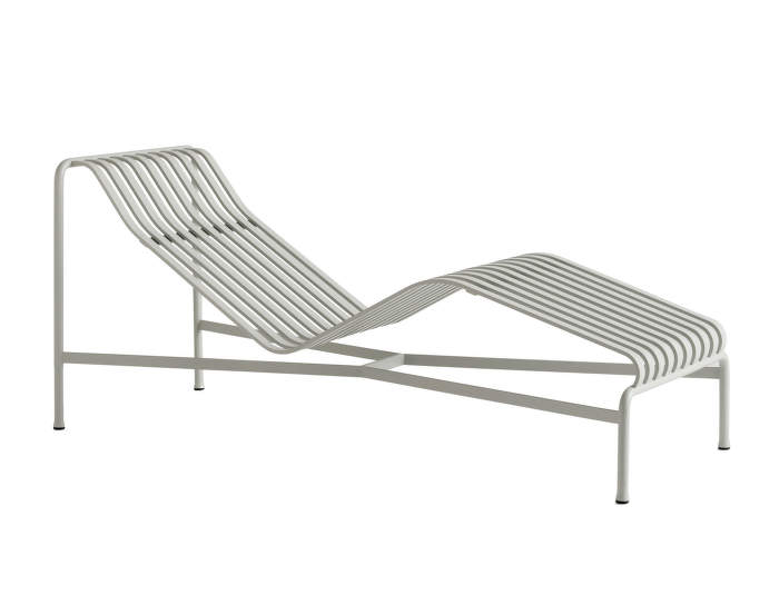 Palissade-Chaise-Longue,-sky-grey