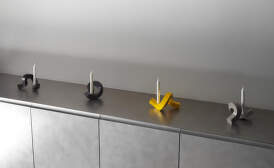 Svietniky Crooked od Normann Copenhagen