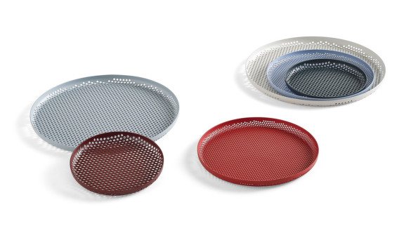 Tácky Perforated Tray od HAY
