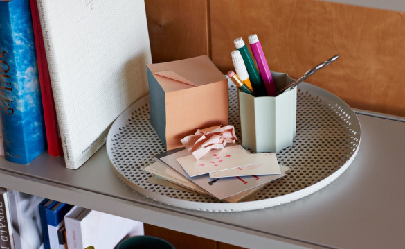 Tácky Perforated Tray od HAY