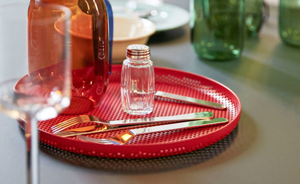 Tácky Perforated Tray od HAY